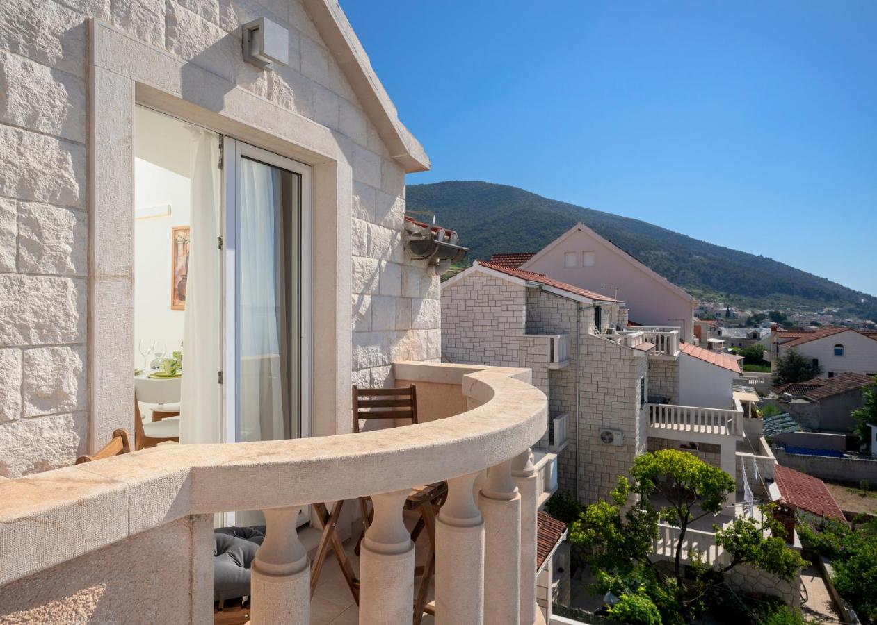 Hektorovic Poolside Apartment