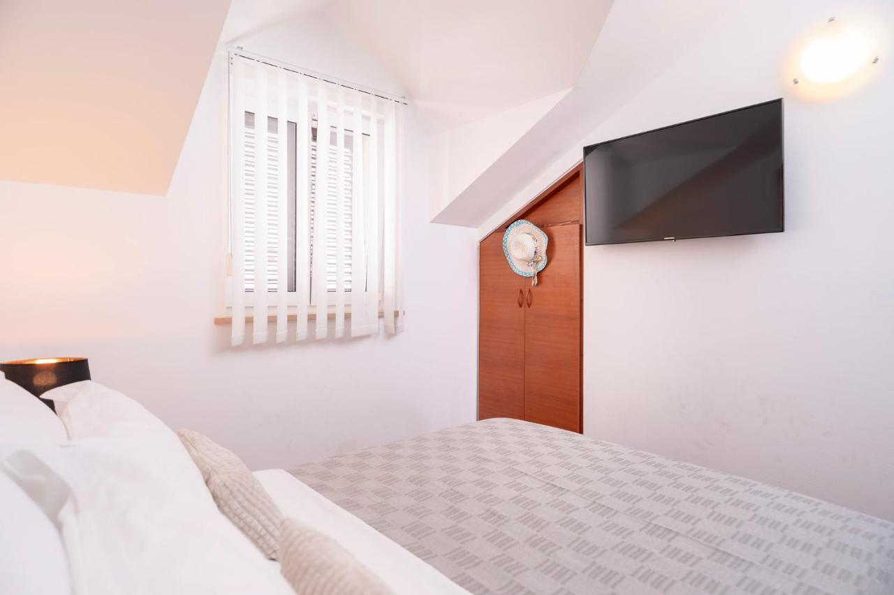 Apartament Hektorovic Poolside
