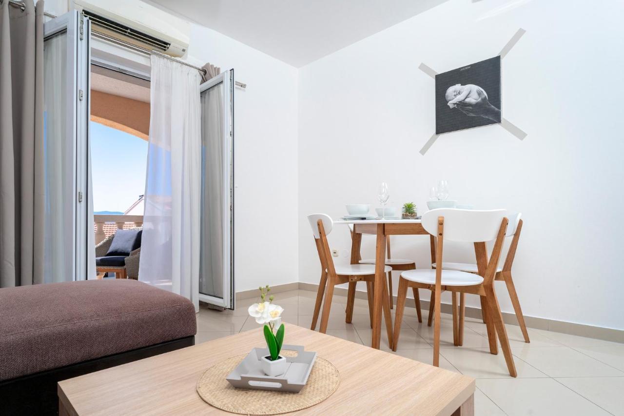 Hektorovic Poolside Apartment *