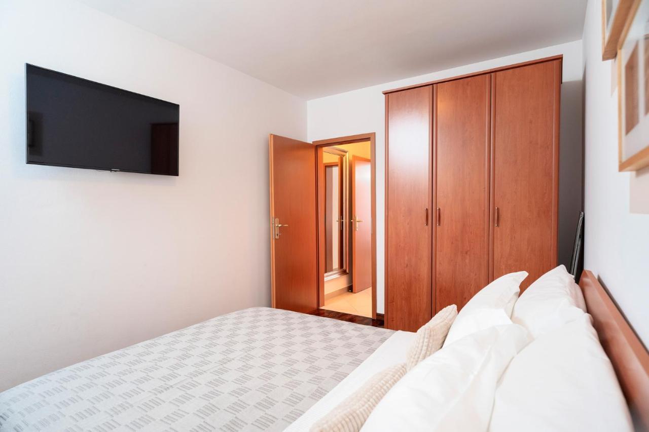 Hektorovic Poolside Apartment *