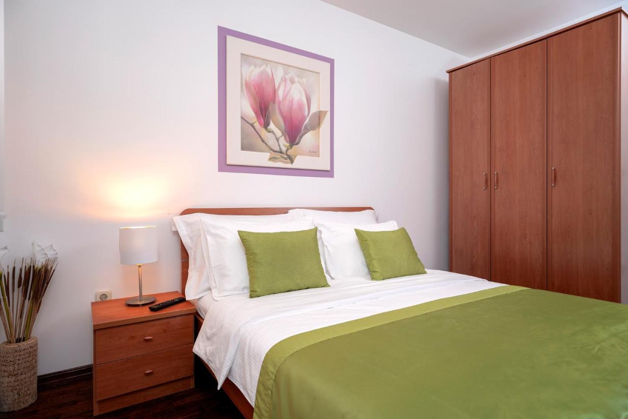 Hektorovic Poolside Apartament Bol