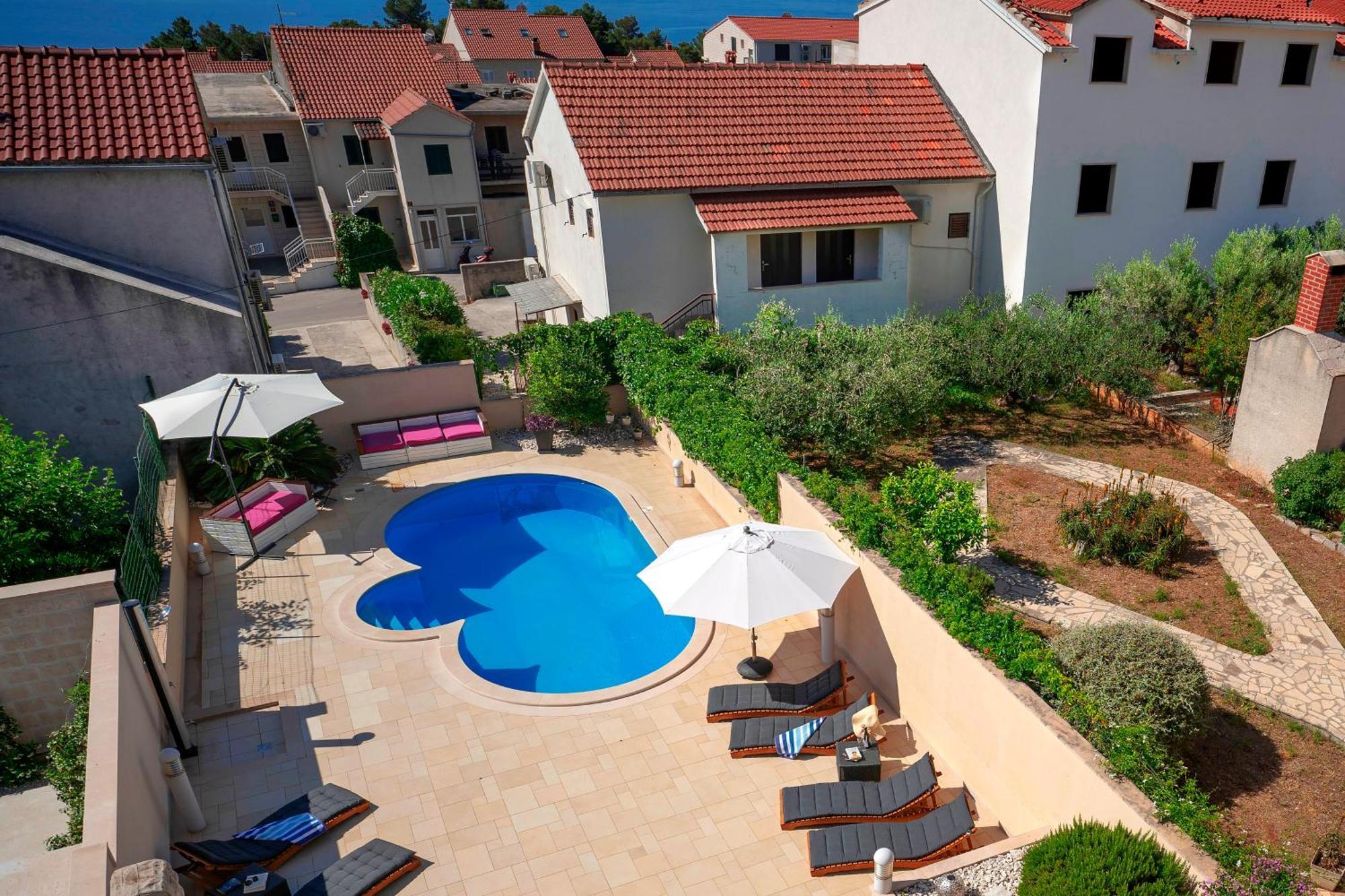 Hektorovic Poolside Apartment