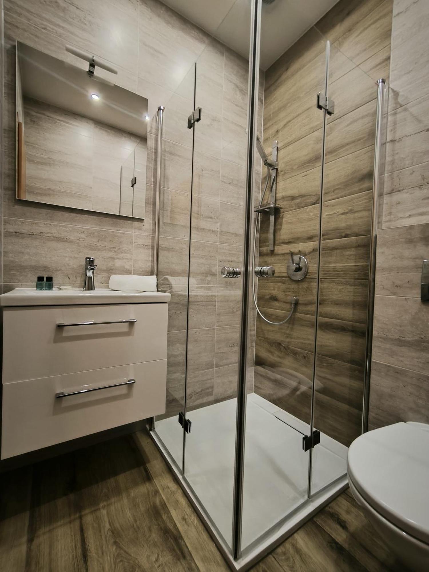 Hektorovic Poolside Apartment Bol