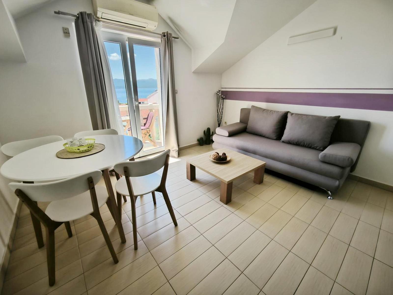 Hektorovic Poolside Apartment *